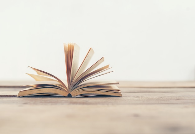 踢足球的明星有谁？